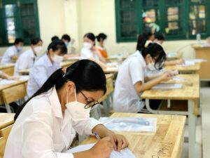 Vietnamese students register for university entrance exam