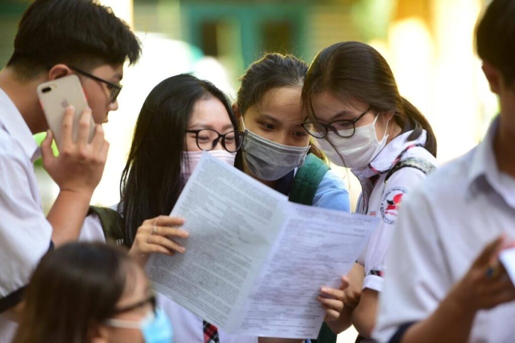 Vietnamese students talking about the graduation examination