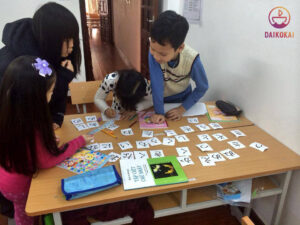 Group of Vietnamese students use card word to study Japanese